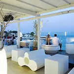 White Bay 4*